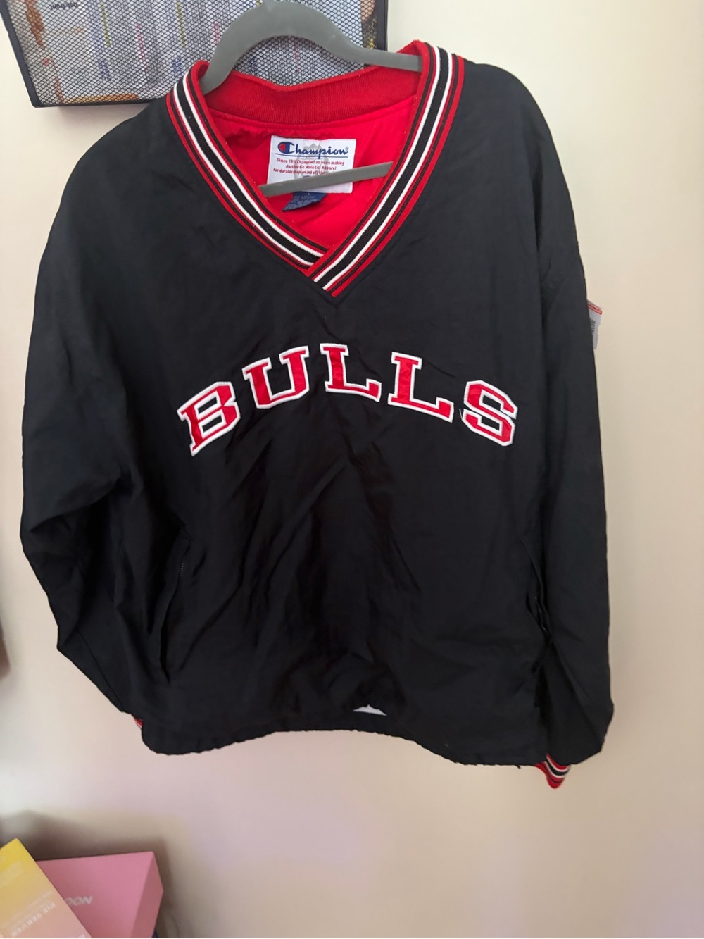 Champion Chicago Bulls Black Pullover Windbreaker with Red Trim 90s vintage